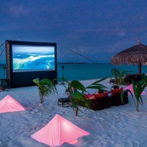 Valtiot/Malediivit/2020/luksus/Moofushi-couple-at-beach-movies