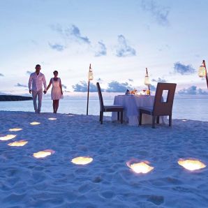 Valtiot/Malediivit/2020/luksus/Moofushi-couple-going-to-beach-dinner