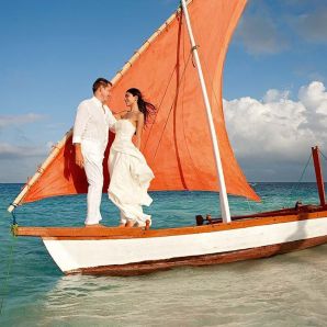 Valtiot/Malediivit/2020/luksus/Moofushi-hmoon-couple-on-dhoni