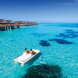 Valtiot/Malediivit/Moofushi-couple-veneilemassa