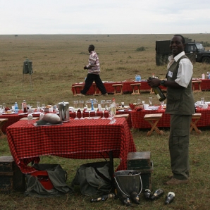 016a-kenian-ja-tansanian-suursafari/06-Kuumailmapallolennon-aamiainen-Masai-Maran-safari-Kenia