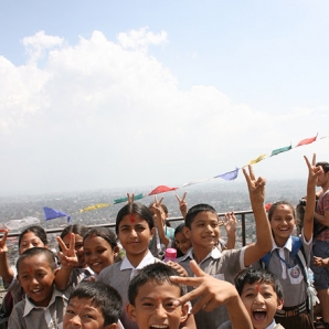 082-maailmanympari-2/d25/15-Koululaisia-Kathmandu-Nepal