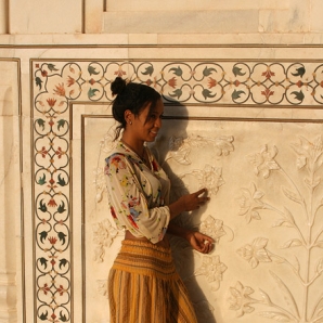 082-maailmanympari-2/d28/19-Tytto-ja-Taj-Mahalin-marmoriseina-Agra-Intia