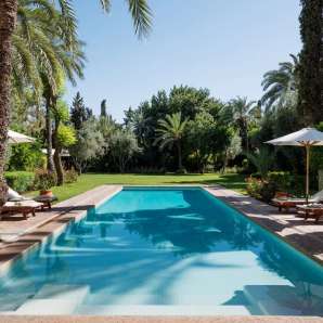 Marokko-joogamatka/Swimming-Pool-looking-to-lawns