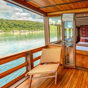 Valtiot/Indonesia/2020/Sukellusmatka_Raja_Ampat_Misool__Dampier_Strait/Coralia-Liveaboard-Master-cabin-with-Papua-Explorers-Resort