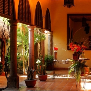 Valtiot/Meksiko/2020/Pohjois-Meksikon_kiertomatka_Copper_Canyon__junal/Hotel-Posada-de-Hidalgo-7-hotel-porch