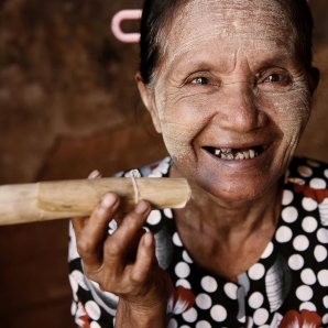 Valtiot/Myanmar/2020/Luksusmatka/Aventura-Old-lady-puffing-cigar