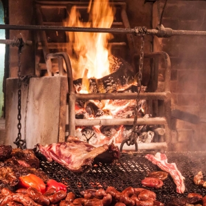Valtiot/Uruguay/Barbecue-in-restaurant-in-Mercado-del-Puerto-in-Montevideo-Uruguay